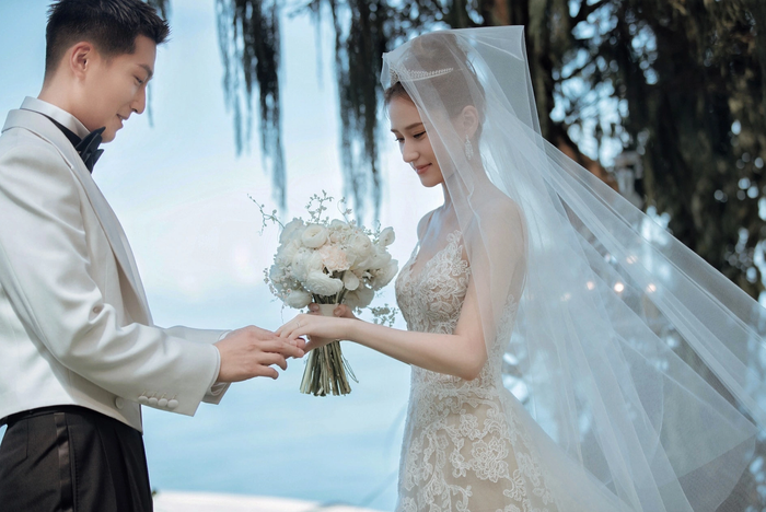 Ái nữ vua sòng bạc Hà Siêu Liên và nam diễn viên nổi tiếng Đậu Kiêu đang trở thành tâm điểm chú ý giữa tin đồn ly hôn.