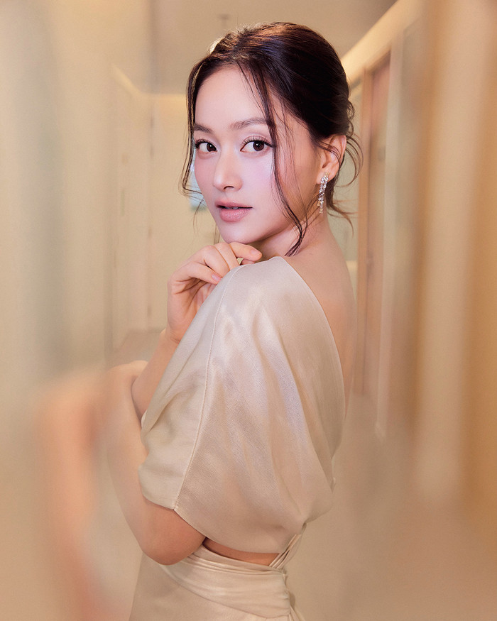 Lan Phương khoe lưng trần gợi cảm. (Ảnh FBNV)