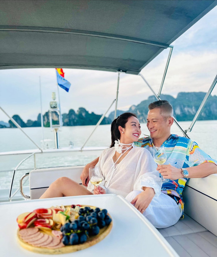 Khoảnh khắc tình tứ của vợ chồng Jennifer Phạm. Ảnh: FBNV