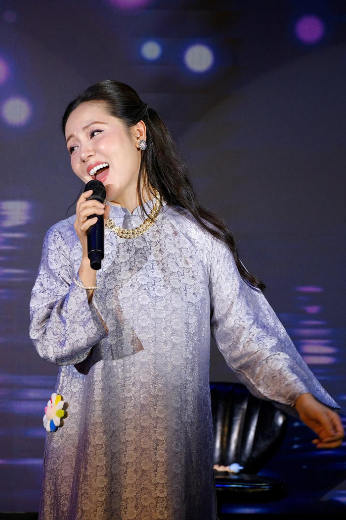 Đêm nhạc mất điện giữa chừng, Phương Linh có cách xử lý khiến ai cũng trầm trồ Ảnh 4