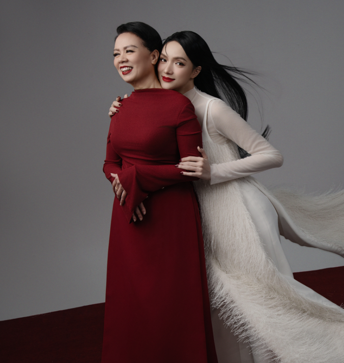 Hương Giang là cô con gái nhỏ khi bên cạnh mẹ (Ảnh: C.Dam).