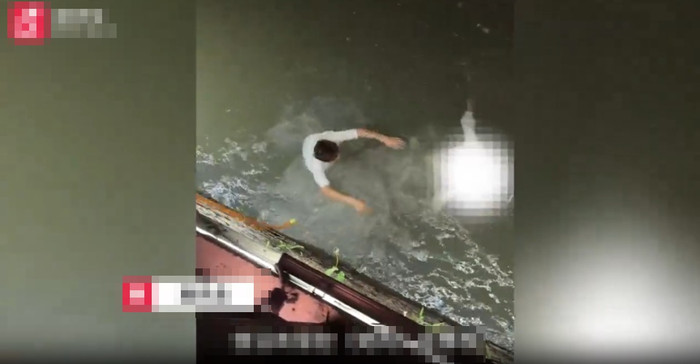 Cứu người khỏi vụ đuối nước nước giữa đêm rồi đăng clip lên mạng, người đàn ông gặp rắc rối Ảnh 2