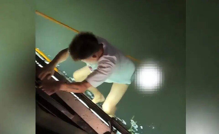 Cứu người khỏi vụ đuối nước nước giữa đêm rồi đăng clip lên mạng, người đàn ông gặp rắc rối Ảnh 1 Cứu người khỏi vụ đuối nước nước giữa đêm rồi đăng clip lên mạng, người đàn ông gặp rắc rối Ảnh 1