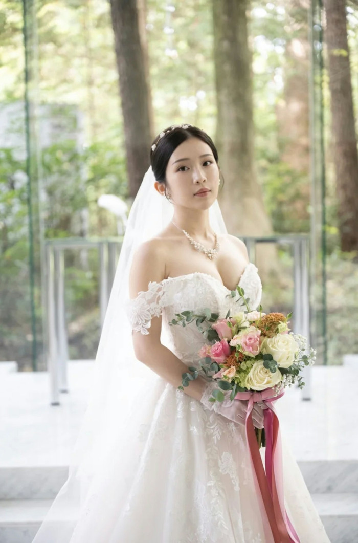 Mỹ nhân tai tiếng nhất showbiz làm đám cưới sau 3 năm kết hôn, mặc váy cưới hở hang gây tranh cãi Ảnh 7