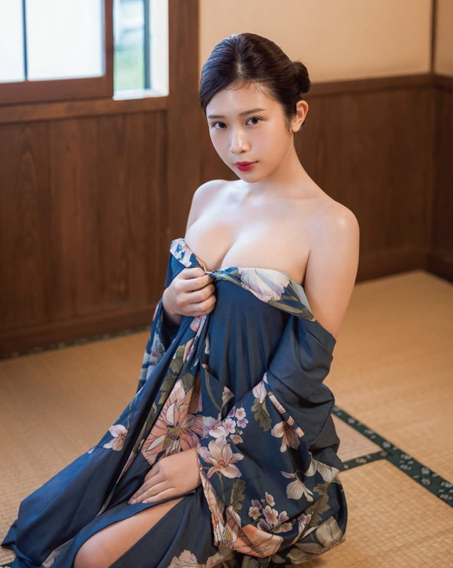 Mỹ nhân tai tiếng nhất showbiz làm đám cưới sau 3 năm kết hôn, mặc váy cưới hở hang gây tranh cãi Ảnh 6