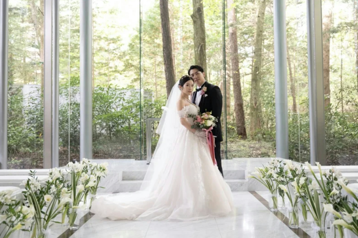 Mỹ nhân tai tiếng nhất showbiz làm đám cưới sau 3 năm kết hôn, mặc váy cưới hở hang gây tranh cãi Ảnh 3