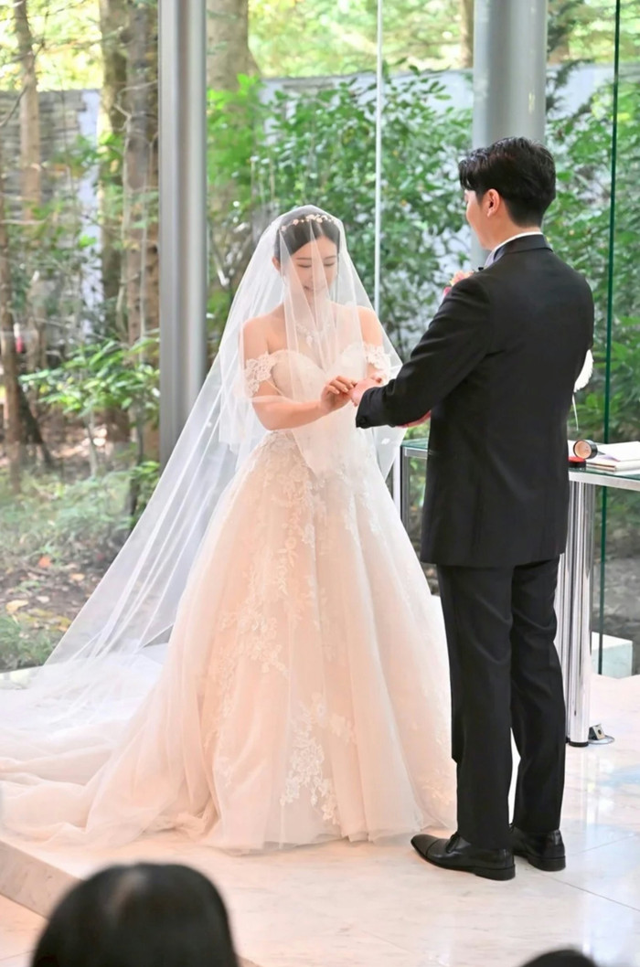 Mỹ nhân tai tiếng nhất showbiz làm đám cưới sau 3 năm kết hôn, mặc váy cưới hở hang gây tranh cãi Ảnh 1