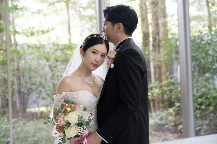 Mỹ nhân tai tiếng nhất showbiz làm đám cưới sau 3 năm kết hôn, mặc váy cưới hở hang gây tranh cãi Ảnh 2