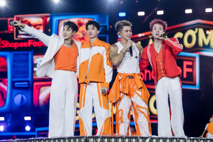 Hành động gây chú ý của Mỹ Tâm khi gặp nhóm nhạc đàn em sau cánh gà Ảnh 1