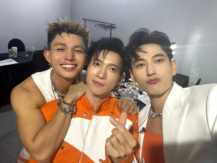 Hành động gây chú ý của Mỹ Tâm khi gặp nhóm nhạc đàn em sau cánh gà Ảnh 3