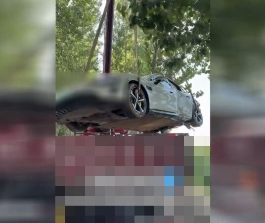 Cho bạn mượn xe hơi điện để chạy thử, 10 phút sau nhận được cuộc gọi khiến người đàn ông bàng hoàng Ảnh 1