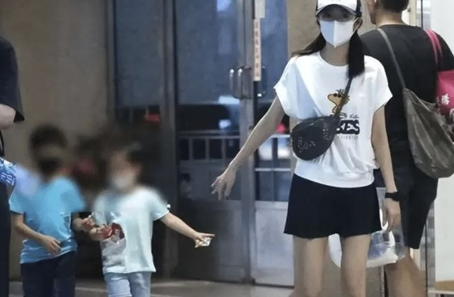 Vừa qua, nữ diễn viên được bắt gặp khi dẫn con đi khám ở bệnh viện. (Ảnh Sohu)