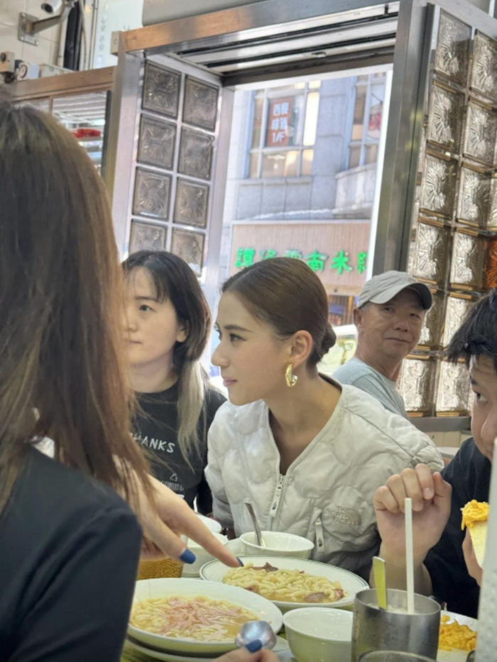 Hà Siêu Liên thoải mái đi chơi, nói chuyện với bạn bè giữa tin đồn chia tay chồng diễn viên. Ảnh: am730