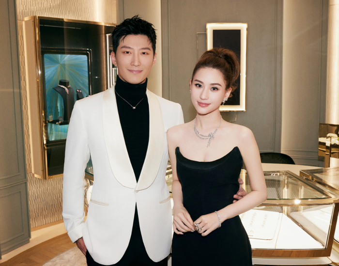 Tấm hình mới nhất của Đậu Kiều và Hà Siêu Liên. Ảnh: Weibo