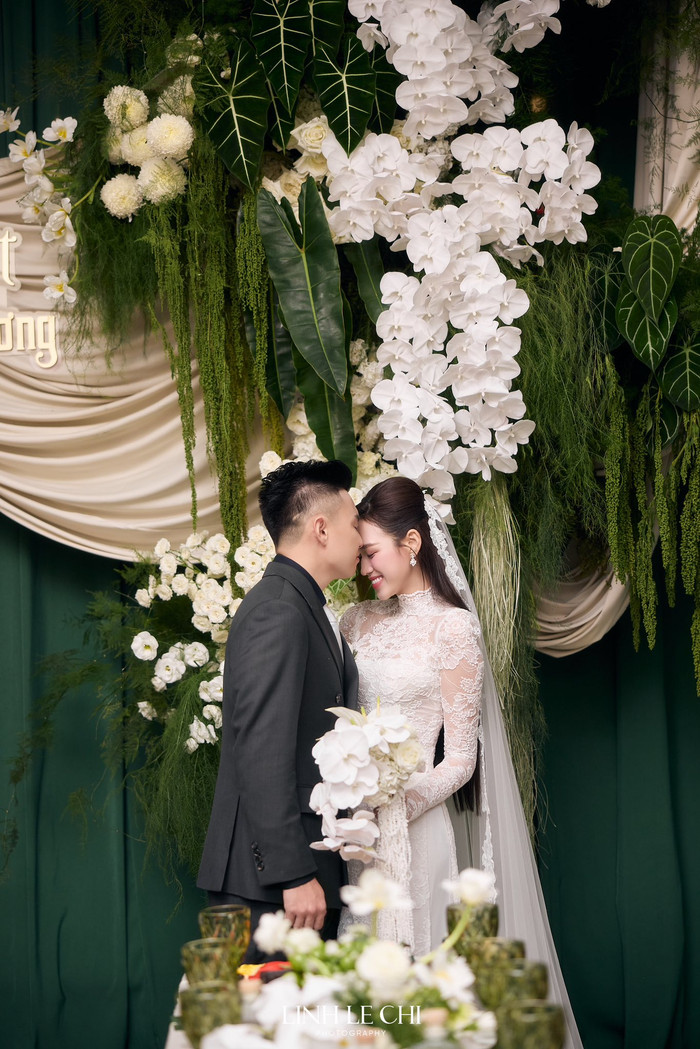 Chú rể Viết Vương và cô dâu Đỗ Thị Hà trao nhau những cử chỉ tình cảm (Ảnh: Linh Le Chi Photography).
