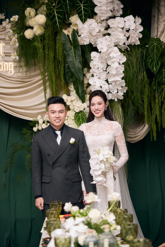 Doanh nhân Viết Vương luôn thể hiện sự chu đáo, quan tâm Đỗ Thị Hà trong ngày trọng đại. Ảnh: Linh Lê Chí