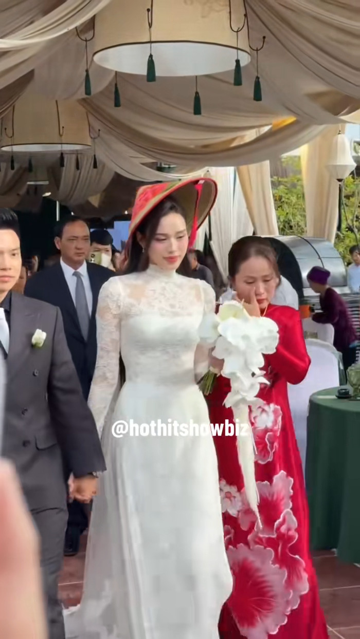 Mẹ Đỗ Thị Hà rơi nước mắt khi che nón cho con gái lên xe hoa. Ảnh: hothitshowbiz