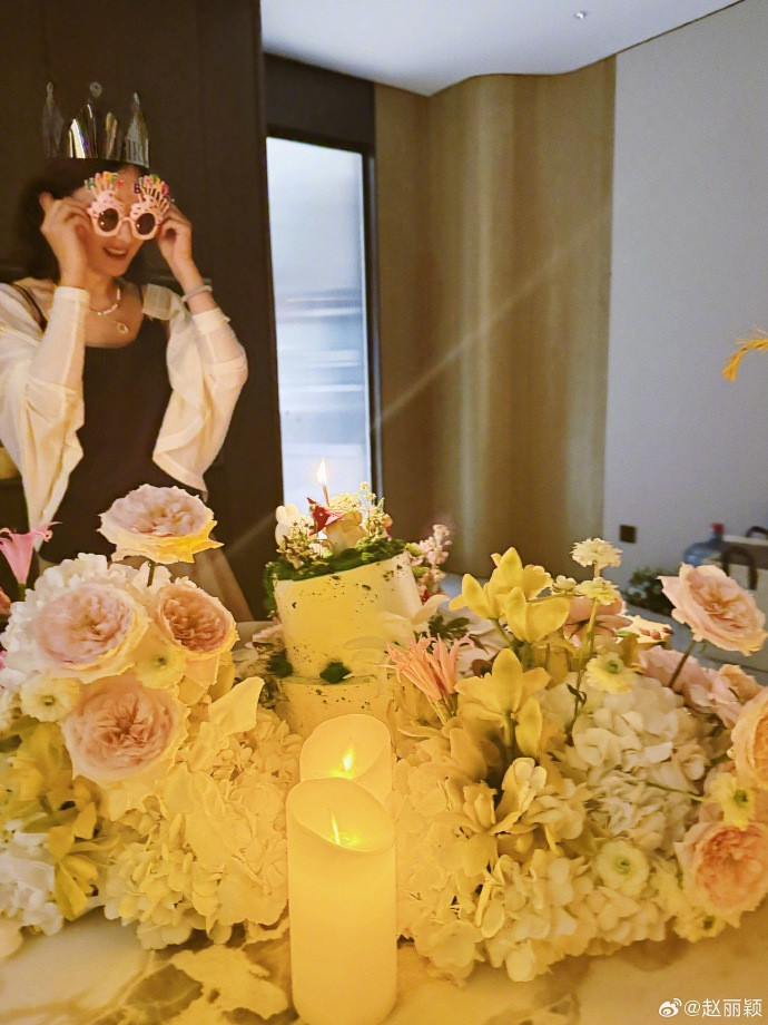 Bộ ảnh sinh nhật của Triệu Lệ Dĩnh bị đánh giá là kỳ cục. Ảnh: Weibo