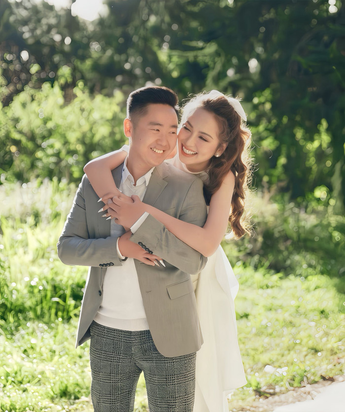 Nàng hậu được chồng chăm sóc chu đáo khi nhập viện. (Ảnh FBNV)