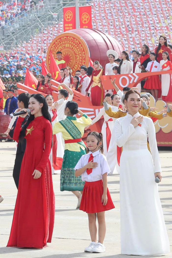 Mỹ Tâm và em bé Thủy Tiên cùng cất giọng