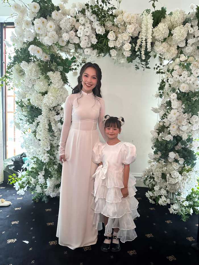 Thủy Tiên song ca với ca sĩ Hiền Thục ở sự kiện mới đây