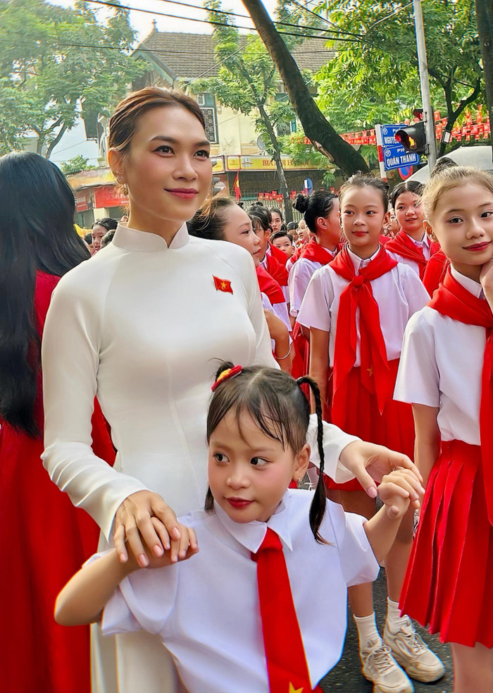 Khoảnh khắc đáng yêu của 2 cô cháu