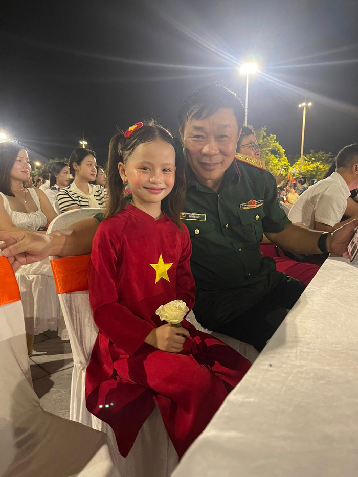 Thủy Tiên trong đêm diễn trung thu tại đảo Cô Tô