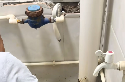 Ống thoát nước bị tắc nghẽn, chủ nhà hoảng hốt sau khi phát hiện thứ mắc kẹt bên trong Ảnh 1