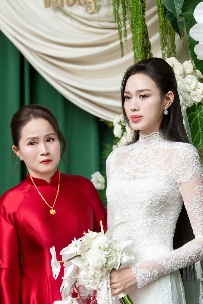 Nàng hậu diện trang phục trắng, cài khăn voan trong lúc thực hiện các nghi thức truyền thống vào ngày cưới. (Ảnh Linh Lê Chí)