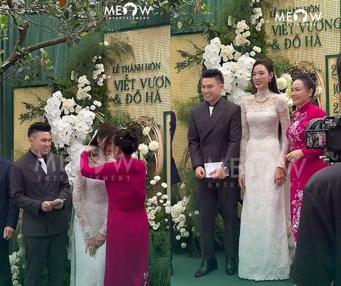 Hoa hậu Đỗ Thị Hà và chồng nhận vàng cưới, tiền chúc phúc từ gia đình hai bên trong ngày trọng đại. (Ảnh từ TikTok Meow Entertainment)
