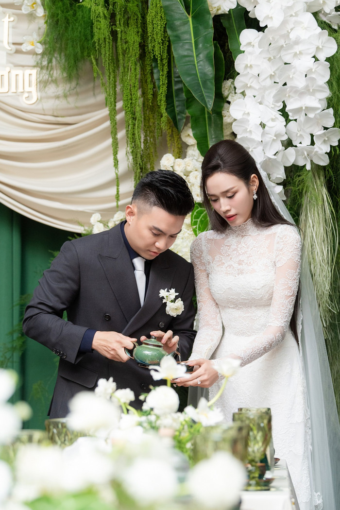 Đỗ Thị Hà và chồng trong buổi lễ đón dâu sáng nay. (Ảnh Linh Lê Chí)