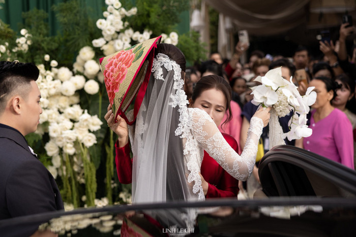 Khoảnh khắc Đỗ Thị Hà được mẹ ruột tiễn về nhà chồng khiến nhiều người xúc động. (Ảnh Linh Lê Chí)