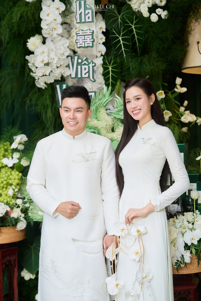 Đỗ Thị Hà diện áo dài thêu hình chim lạc trong lễ ăn hỏi. Ảnh: Linh Lê Chí