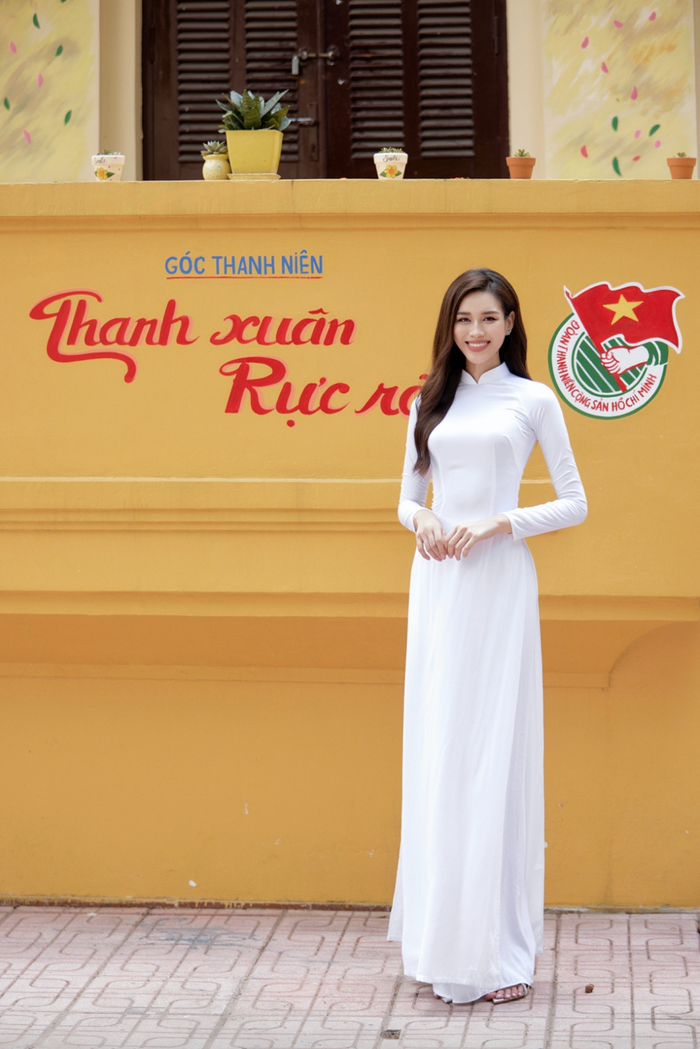 Đỗ Thị Hà cười tươi rói khi chụp ảnh kỷ yếu. Ảnh: FBNV