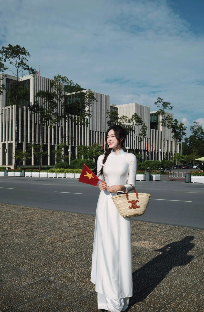 Đỗ Thị Hà thường diện áo dài trắng trong những dịp quan trọng. Ảnh: FBNV