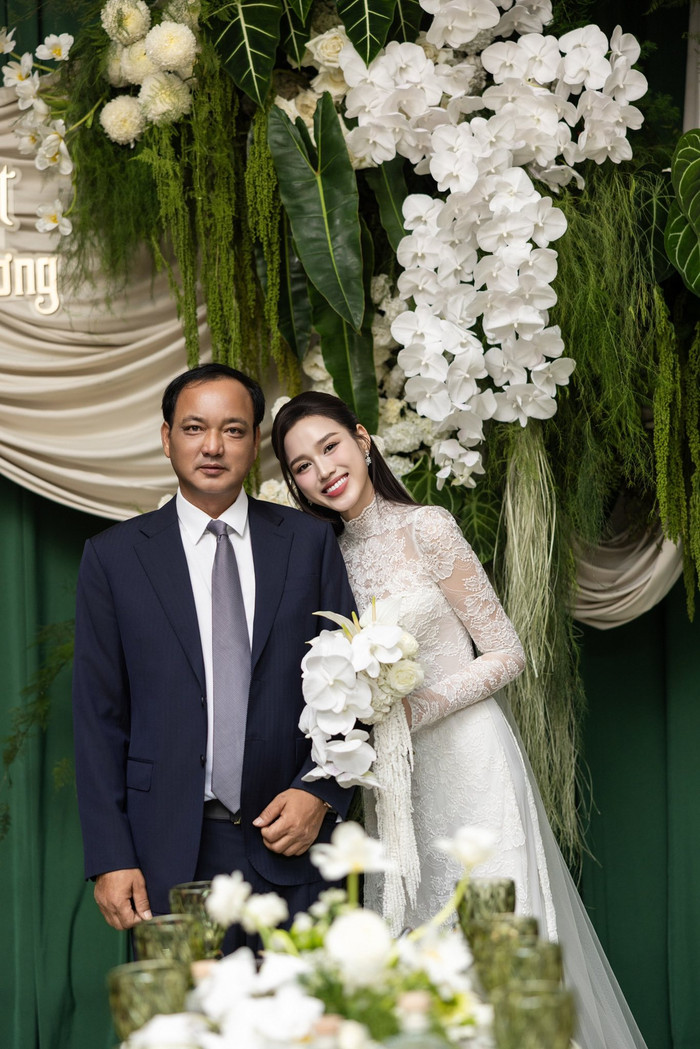 Có lẽ đây là tình cảm thiêng liêng nhất của người bố dành cho con gái trước khi lấy chồng (Ảnh: Linh Le Chi Photography).