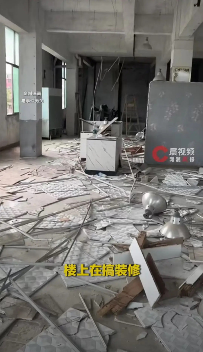 Đang ăn thì 'chân người' bất ngờ rơi từ trần xuống bàn, thực khách hoảng loạn Ảnh 3