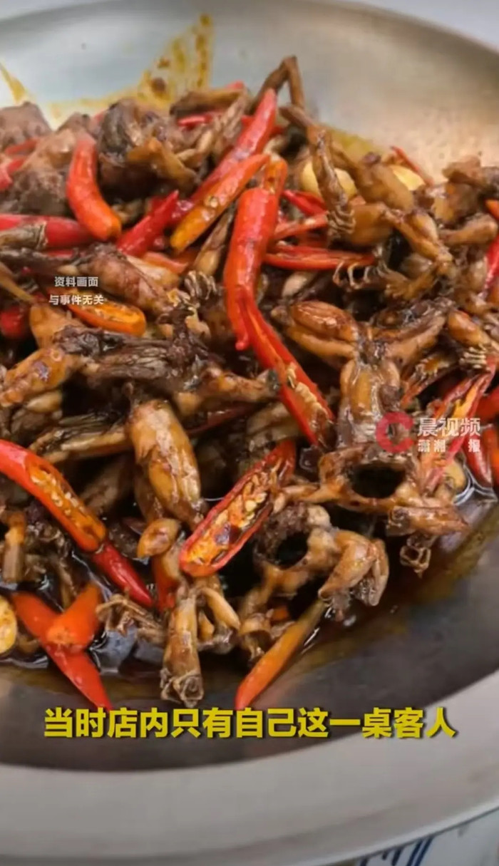 Đang ăn thì 'chân người' bất ngờ rơi từ trần xuống bàn, thực khách hoảng loạn Ảnh 2