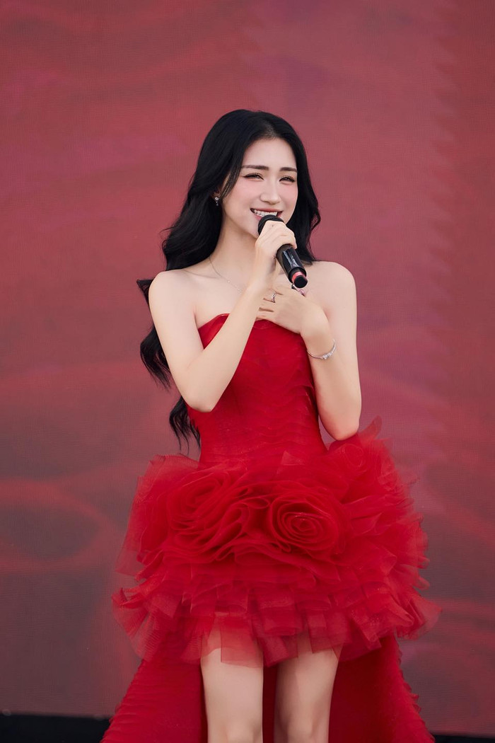 Hòa Minzy luôn mang đến năng lượng tích cực và năng động qua mỗi phần trình diễn của mình (Ảnh: FBNV).