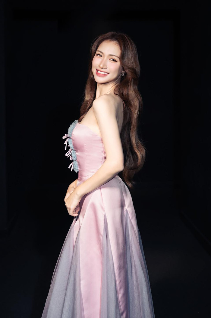 Hòa Minzy lựa chọn trang phục giữ được sự tinh tế, sang trọng dù không cần quá nhiều chi tiết (Ảnh: FBNV).