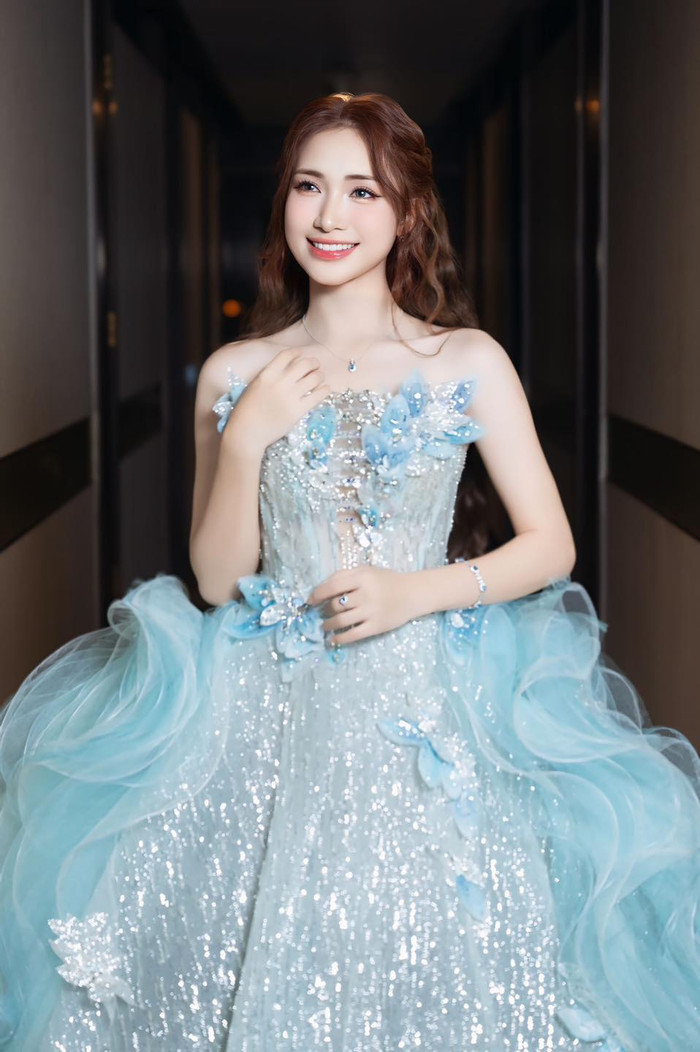 Hòa Minzy thường lựa chọn những chiếc đầm trễ vai để tôn lên đường nét cơ thể (Ảnh: FBNV).