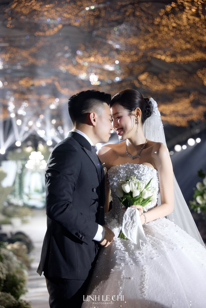 Khoảnh khắc lãng mạn, ngọt ngào của cặp đôi trong đám cưới. (Ảnh Linh Lê Chí)