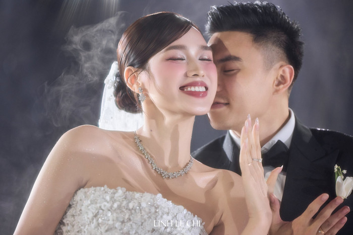 Nhiều netizen cho rằng, 'tài sản' đắt giá mà Đỗ Thị Hà nhận khi cưới chồng chính là sự yêu thương, trân trọng từ bạn đời và nhà chồng. (Ảnh Linh Lê Chí)