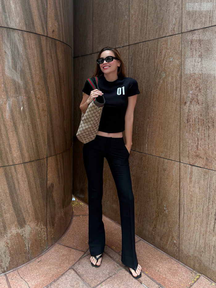 Hồ Ngọc Hà cũng ưa thích những chiếc áo croptop giúp khoe vòng eo quyến rũ. (Ảnh FBNV)