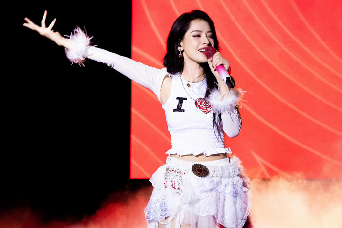 Trong bối cảnh xu hướng thời trang ngày càng đề cao sự tự nhiên và cá tính riêng, croptop trở thành biểu tượng cho phong cách sống năng động, tích cực và không ngại thể hiện bản thân. (Ảnh FBNV)