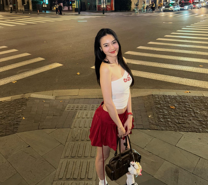 Nữ diễn viên hướng đến vẻ đẹp trẻ trung, năng động nhưng vẫn giữ được sự thanh lịch đặc trưng. (Ảnh FBNV)