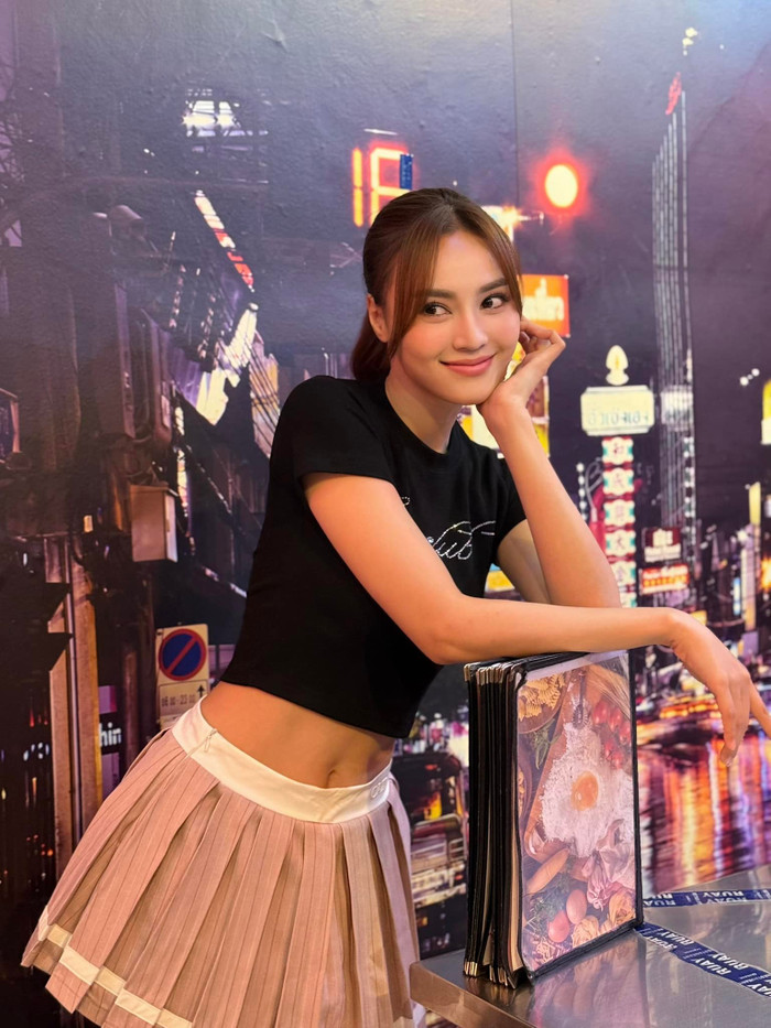 Hình ảnh đời thường của Ninh Dương Lan Ngọc khi diện áo croprop vừa thoải mái vừa năng động. (Ảnh FBNV)