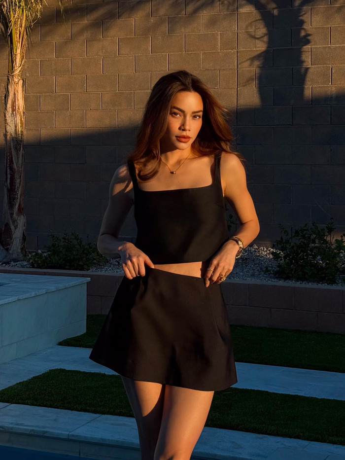 Sức hút của croptop nằm ở khả năng tôn dáng và tạo hiệu ứng thị giác “chân dài, eo nhỏ”. (Ảnh FBNV)