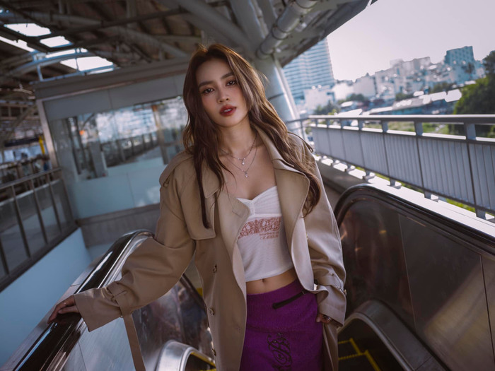 Nữ diễn viên ưa thích những chiếc áo croptop khoe eo thon. (Ảnh FBNV)