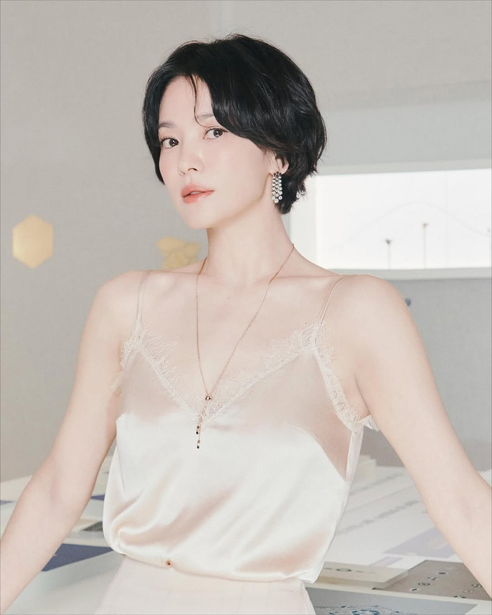 Song Hye Kyo trang điểm tự nhiên, đeo phụ kiện nhỏ khi mặc áo hai dây mỏng manh. Ảnh: IGNV